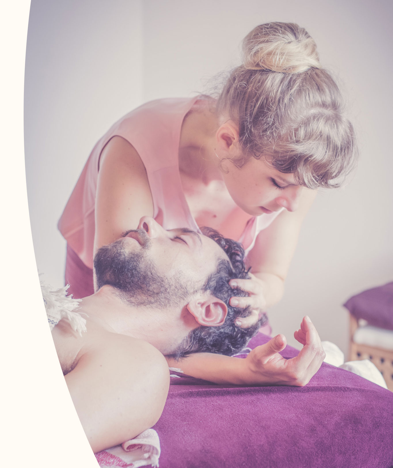 Photo d'un client profitant des différentes techniques apprisent par la masseuse afin d'en faire un massage personnalisé adapté au client.